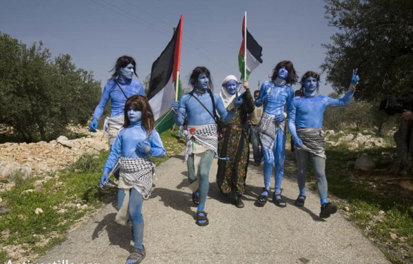 Habitantes de Bil'in disfrazados de Avatar. (Activestills.org)